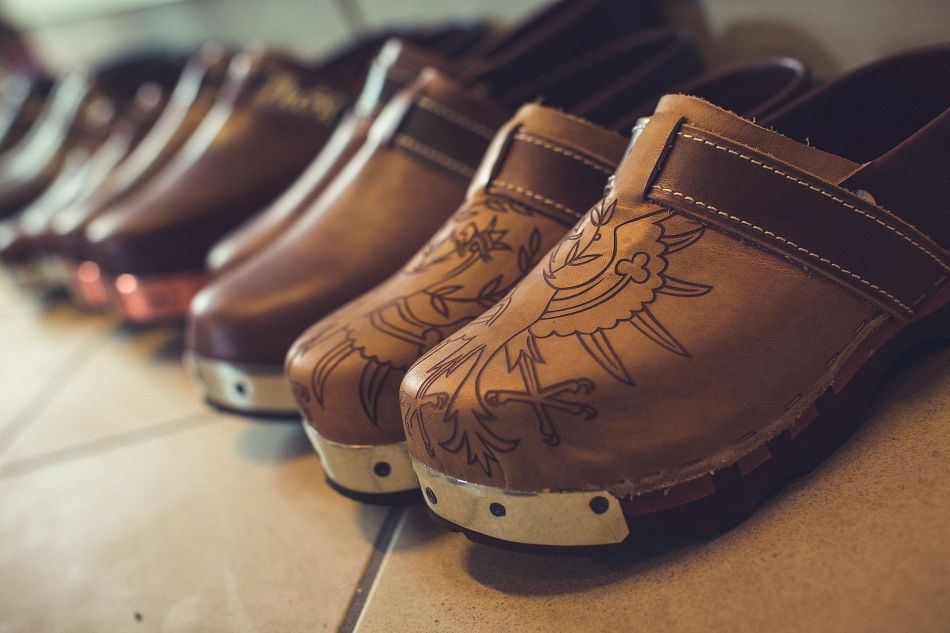 20150218-Holzschuhe-Riemen-Winderl-Print-by-BAUSE-021-01665401 20150218-Holzschuhe-Riemen-Winderl-Print-by-BAUSE-021-01665401